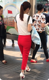 街边青春靓丽的美眉：红色七分裤，白色系带细高