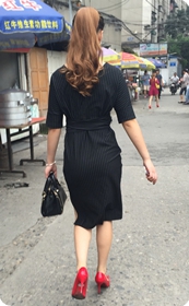 过地道的深V紧身开叉黑裙女郎，一双红高分外耀眼