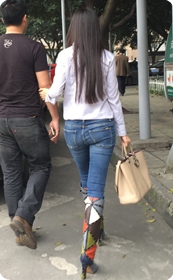 街对面走来身材高挑的女郎，一双花色长靴好亮眼