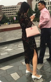 傍晚时分的高挑白高少妇，花色点缀旗袍配镂空开叉长纱韵味无穷