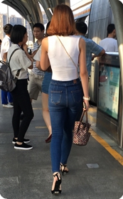 黄昏时分，站台上的美眉穿白色紧身背心，蓝色紧身牛仔裤，黑色系带尖头鞋