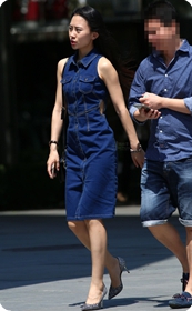 牛仔裙装美腿高跟少妇