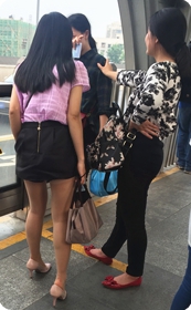 肉丝高跟女郎：一位驼色高跟，一位黑色高跟