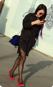 靓丽的少妇，漂亮的黑裙黑丝美腿红高跟