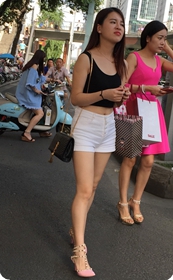 街拍两个漂亮的美眉，粉裙、热裤sz、高跟、美腿不一而足