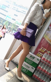 紫色短裙美腿丝袜高跟少妇