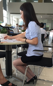 正在与客户沟通的肉丝黑高工作人员