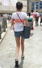大街上牛仔短裤美眉的白腿蛮不错