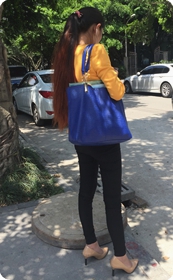 午后树荫下等人的香槟色高跟紧身裤女郎