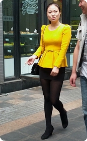 跟拍街边一步短裙收腰上衣的黑丝少妇：黄色亮眼，裙子够短