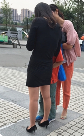 夫人年纪应该在40岁以上，但身材保持的不错