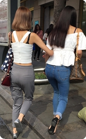 街拍客,两个青春妙龄的女子