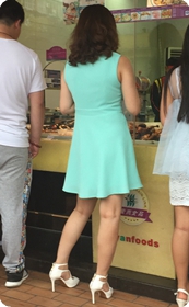 黄昏时分市场小摊上买东西的两双白高：一位丰腴少妇，一位纱裙美眉