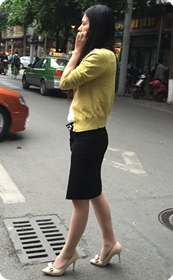学校门口接小孩的少妇：肉丝细高，开叉短裙，各种姿势