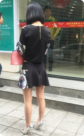 银行门口等人的漂亮妹妹：蛮腰小露，俏丽短裙，亮眼银高！露腰套装