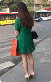 站立在路口的绿裙美眉：典雅的粉高，迷人的小腿