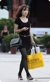 豹纹鞋脚踩袜品味女人