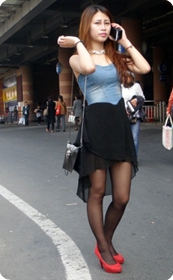 性感的红色高跟鞋黑丝袜美腿女人